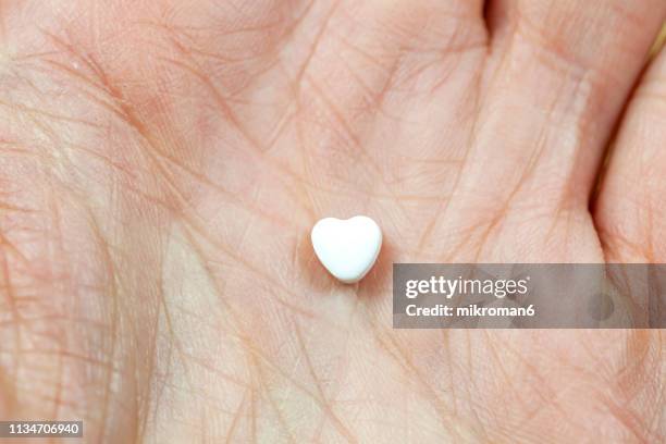 medicine pills heart shape. medical concept - palmiers stockfoto's en -beelden