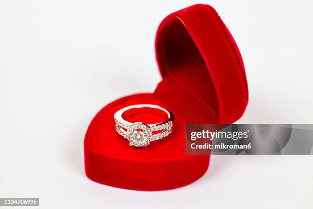 close-up of diamond ring in red jewelry box - juwelendoos stockfoto's en -beelden
