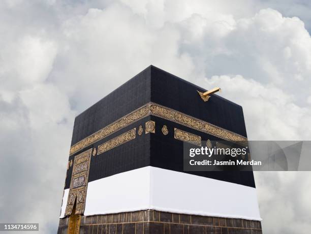 kaaba in mecca without people and buildings - mecca stockfoto's en -beelden