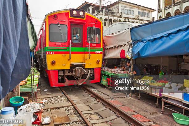 maeklong railway market - trasporto ferroviario bildbanksfoton och bilder