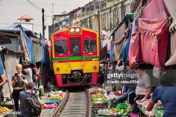 maeklong railway market - stazione ferroviaria stock pictures, royalty-free photos & images