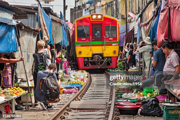 maeklang bahnmarkt - stazione ferroviaria stock-fotos und bilder