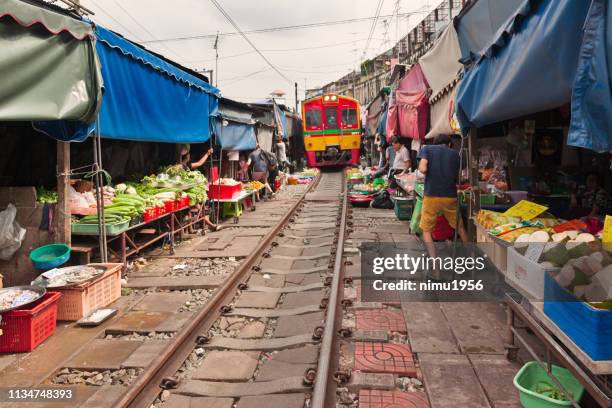 maeklong railway market - trasporto ferroviario bildbanksfoton och bilder