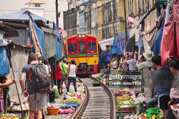 maeklang bahnmarkt - stazione ferroviaria stock-fotos und bilder