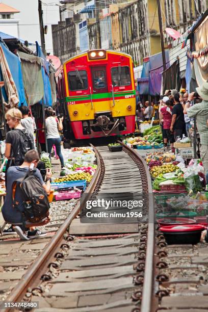 maeklong railway market - trasporto ferroviario bildbanksfoton och bilder