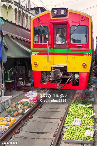 maeklong railway market - trasporto ferroviario bildbanksfoton och bilder