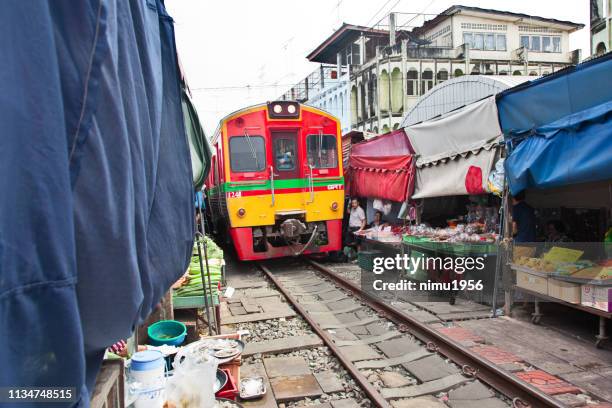 maeklong railway market - stazione ferroviaria stock pictures, royalty-free photos & images