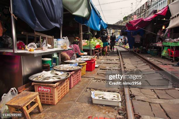 maeklang bahnmarkt - stazione ferroviaria stock-fotos und bilder