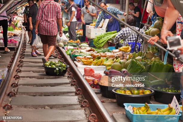 maeklong railway market - stazione ferroviaria stock pictures, royalty-free photos & images