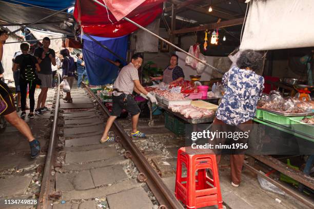 maeklang bahnmarkt - stazione ferroviaria stock-fotos und bilder