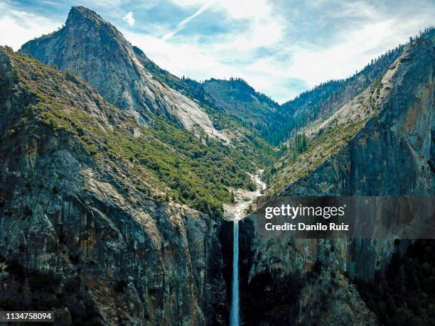 yosemite national park. el capitan and yosemite valley, and yosemite falls, aerial view, blue sky with beautiful clouds - yosemite national park stock-fotos und bilder