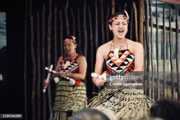 te pākira cultural performance at whakarewarewa, the living maori village, rotorua, new zealand/ aotearoa - pōwhiri stock pictures, royalty-free photos & images
