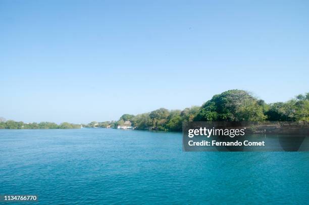 boat with people at caribbean sea - rosário imagens e fotografias de stock