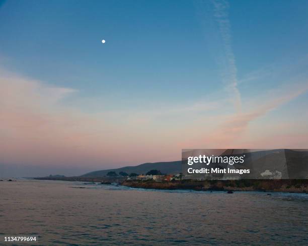 homes on california coast - cayucos stockfoto's en -beelden