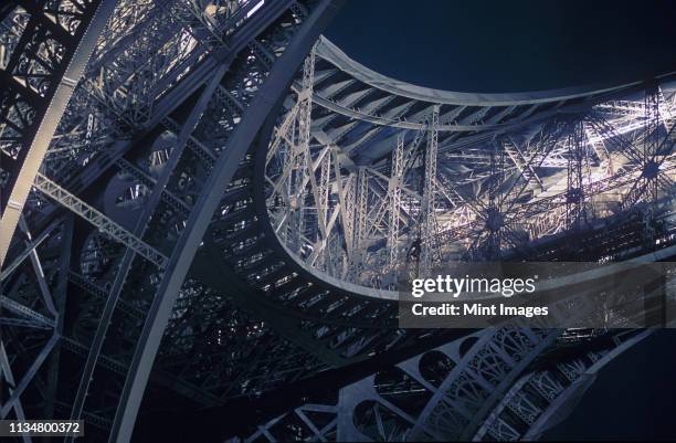 structural detail of eiffel tower - eiffel tower at night stock pictures, royalty-free photos & images