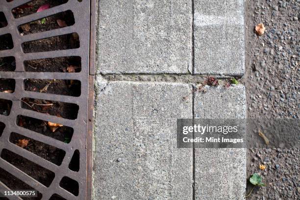 metal grate on sidewalk - curb 個照片及圖片檔