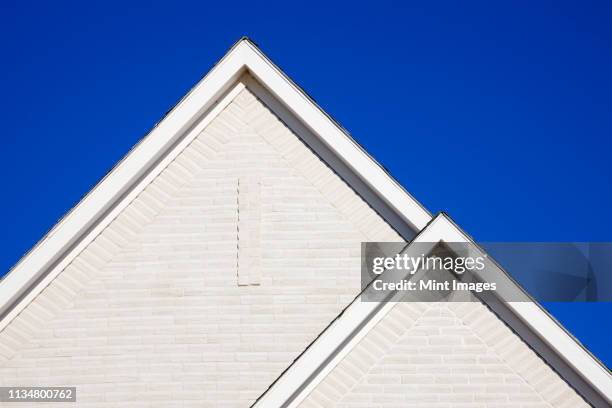 two gabled rooflines - empena - fotografias e filmes do acervo