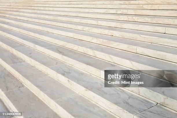 marble steps of the supreme court - corte suprema palazzo di giustizia foto e immagini stock