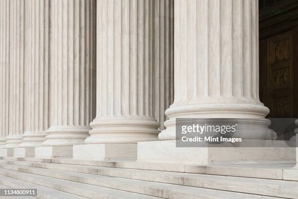 front steps and columns of the supreme court - government building stockfoto's en -beelden
