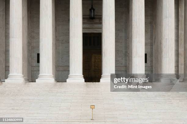 front view of the supreme court building - us supreme court building stockfoto's en -beelden