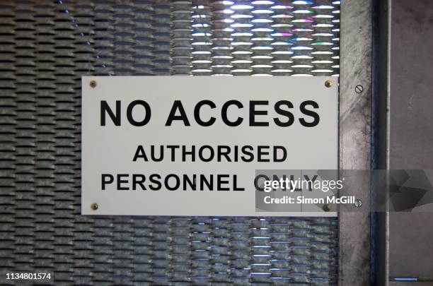 'no access. authorised personnel only' sign on a metal security fence - señal de prohibido la entrada fotografías e imágenes de stock