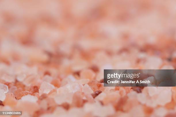 pink himalayan salt - himalayazout stockfoto's en -beelden