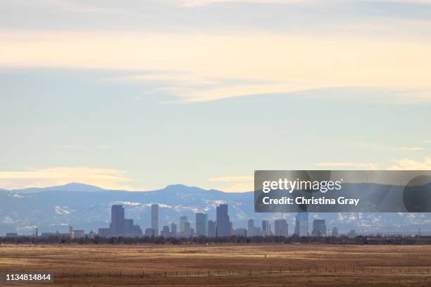 winter denver skyline - commerce city colorado stockfoto's en -beelden