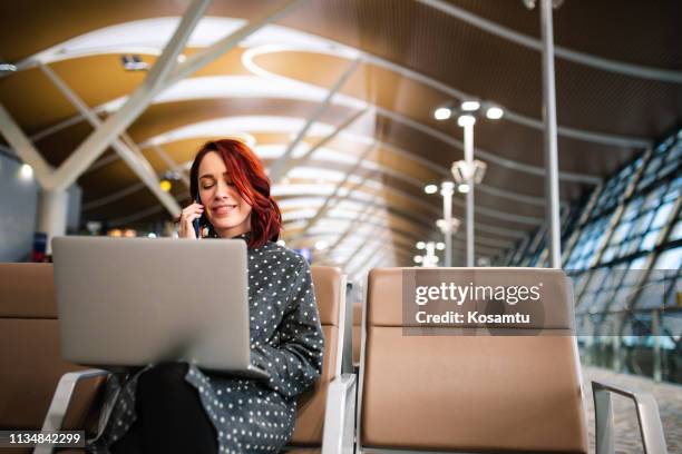 schedule a meeting while waiting for flight - airport business lounge stock pictures, royalty-free photos & images