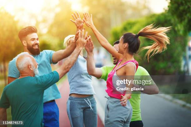 hoch fünf für die mannschaft. - high five stock-fotos und bilder