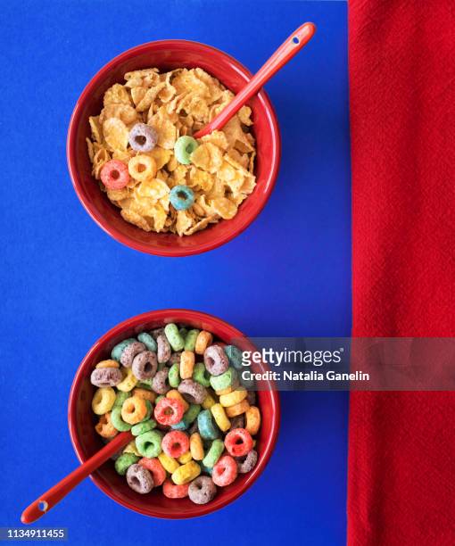 breakfast cereal in red bowls - cheerios stock-fotos und bilder