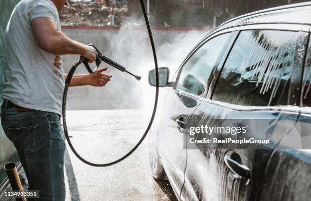 高圧洗浄で車を洗う男 - car wash ストックフォトと画像