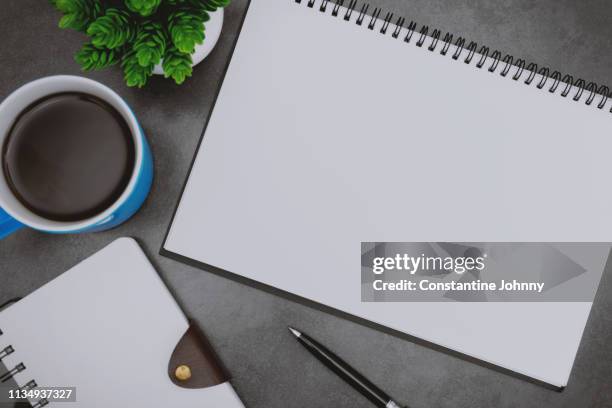 close up of blank sketch pad page - schetsblok stockfoto's en -beelden