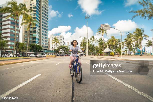 un giro in bicicletta a boa viagem - stato di pernambuco foto e immagini stock
