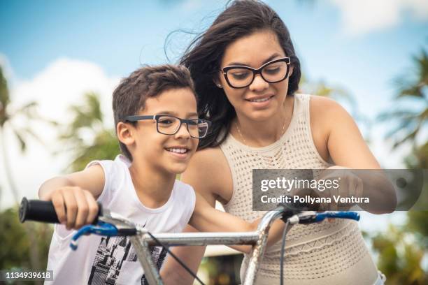 perdre la crainte de rouler à bicyclette - famille avec des lunettes de vue photos et images de collection