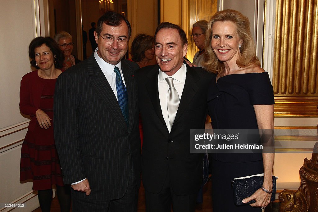 Richard Roland Fox US Warner Bros' executive President Richard J. Fox poses with Martin ...