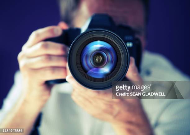 photographer on photo shoot - máquina fotográfica imagens e fotografias de stock