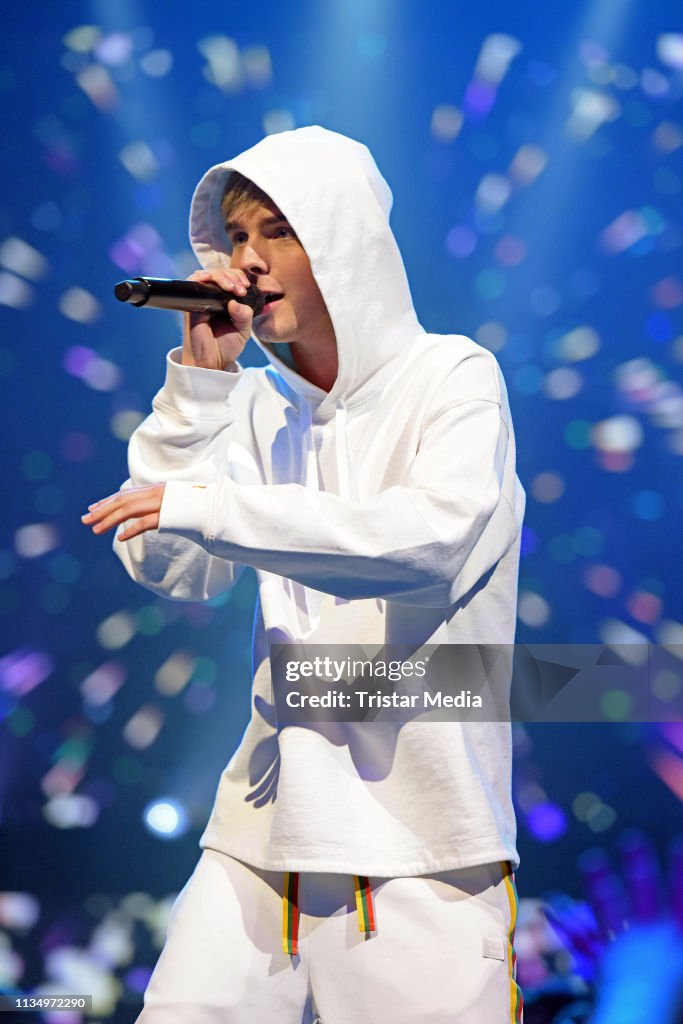 Mike Singer performs the Nickelodeon Kids Choice Awards on April 4 ...