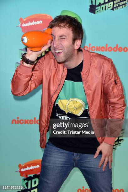 Torge Oelrich aka Freshtorge poses backstage with his award at the Nickelodeon Kids Choice Awards on April 4, 2019 in Rust, Germany.