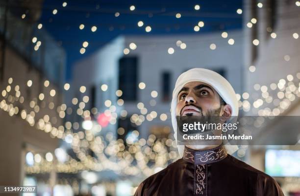arab young man in city - bahrain stock-fotos und bilder
