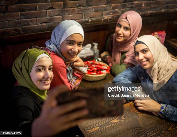 middle eastern teenage girls taking selfie - イフタール ストックフォトと画像
