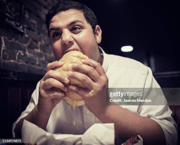 boy eating burger at restaurant - the big friendly giant film 2016 stock-fotos und bilder