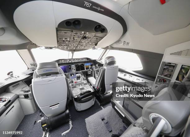 787 Controls Layout Boeing 787 Cockpit Layout 858 787 Cockpit Stock Photos, High Res