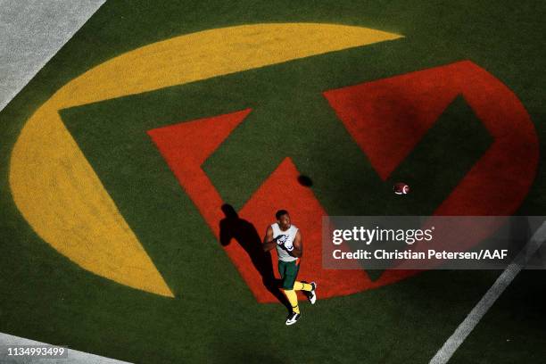 Marquis Bundy of the Arizona Hotshots warms up before the Alliance of American Football game against the San Antonio Commanders at Sun Devil Stadium...