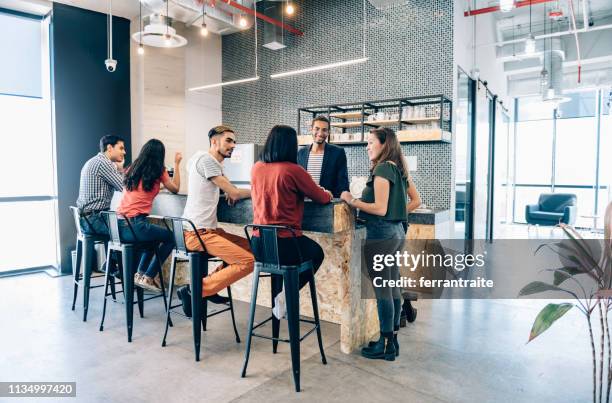 pausa café en coworking office - coffee break fotografías e imágenes de stock