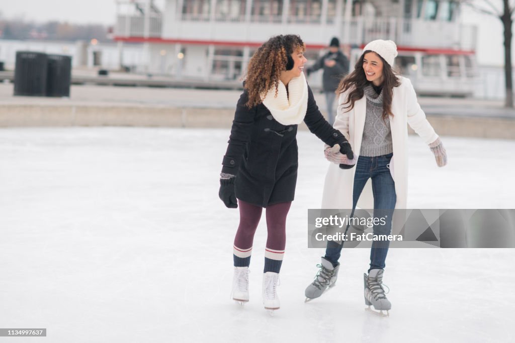 Pareja femenina Adulto patinaje sobre hielo