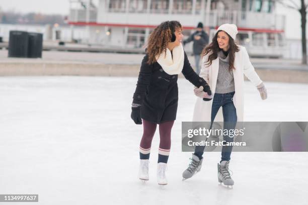 大人の女性のカップルのアイススケート - アイススケート ストックフォトと画像