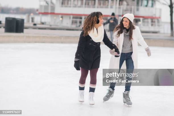 成人女性情侶溜冰 - ice skating 個照片及圖片檔