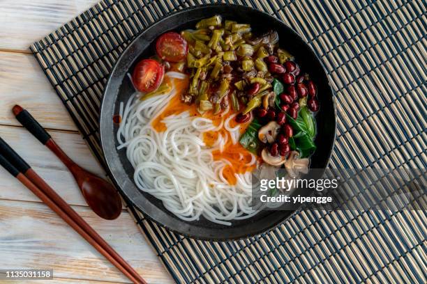 pickled cowpea gravy rice noodles - macarrão de arroz imagens e fotografias de stock