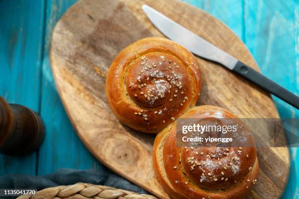 hausgemachtes vollkornbrot - sesam stock-fotos und bilder