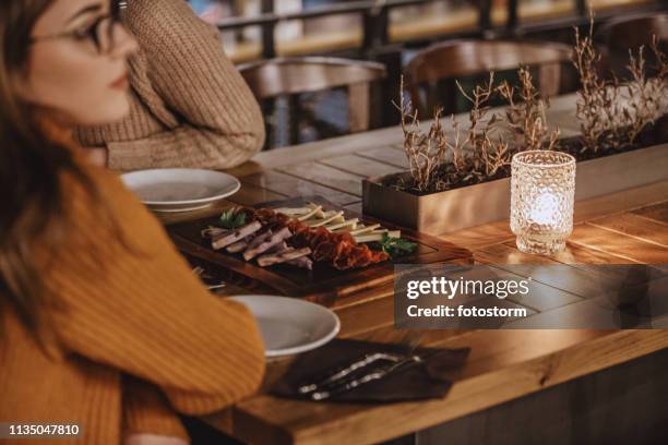 persone che mangiano salumeria al ristorante - lunch cheese foto e immagini stock